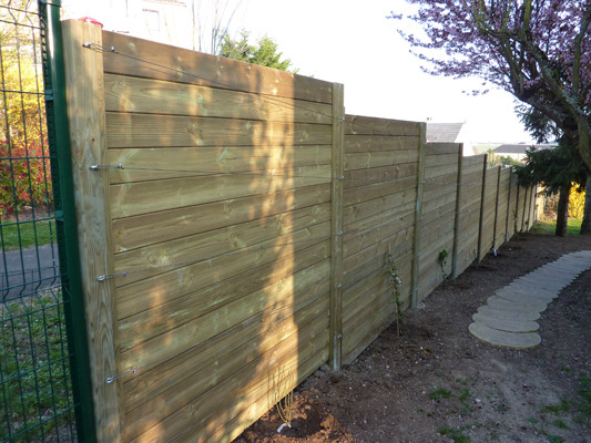 Réfection d'une clôture en pin sur 30 ML. Palissage de plantes grimpantes avec fils inox. - Travaux réalisés